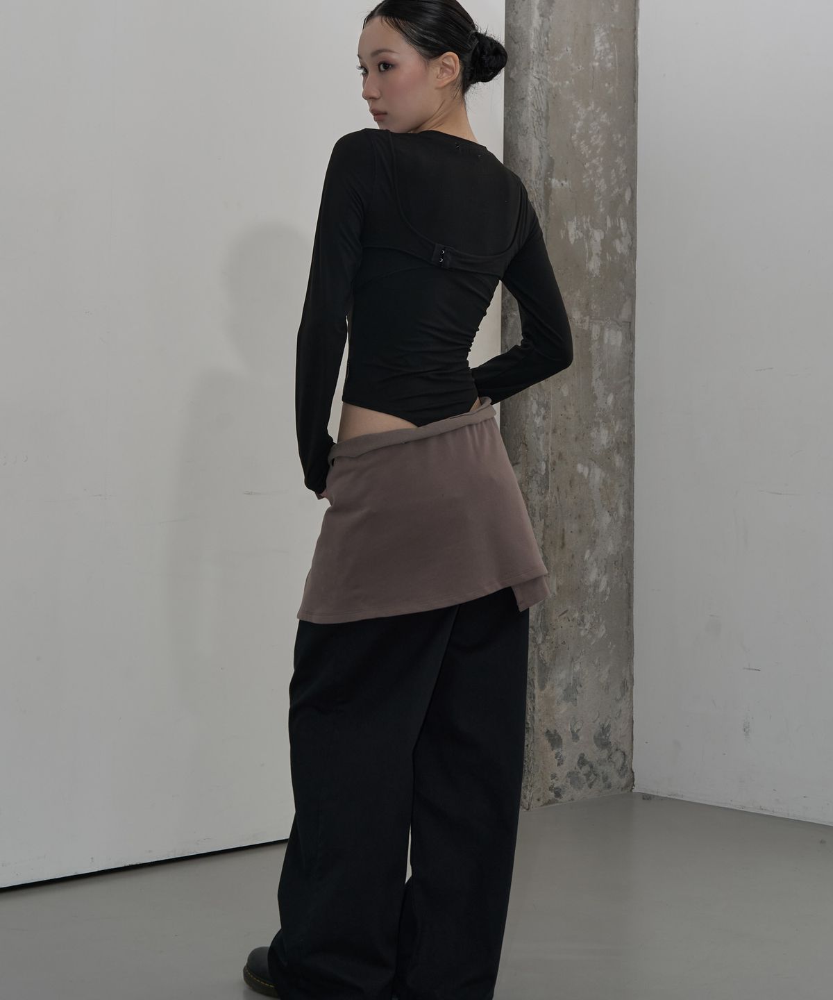 지제뮤지엄(ZIZEMUSEUM) LAYERED SNAP WRAP SKIRT (TAUPE GRAY)