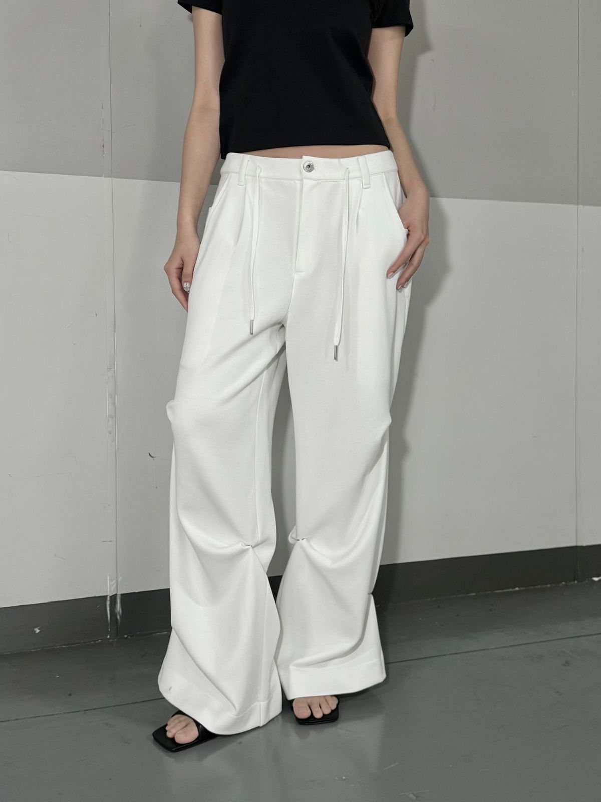 지제뮤지엄(ZIZEMUSEUM) UTILITY POCKET WIDE SWEAT PANTS (WHITE)