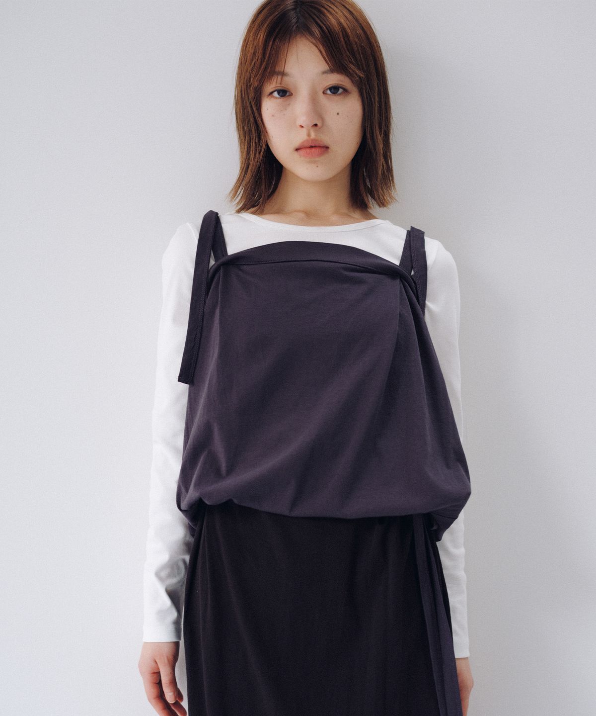 오헤시오(OHESHIO) TWO-WAY SHIRRING SLEEVELESS, CHARCOAL