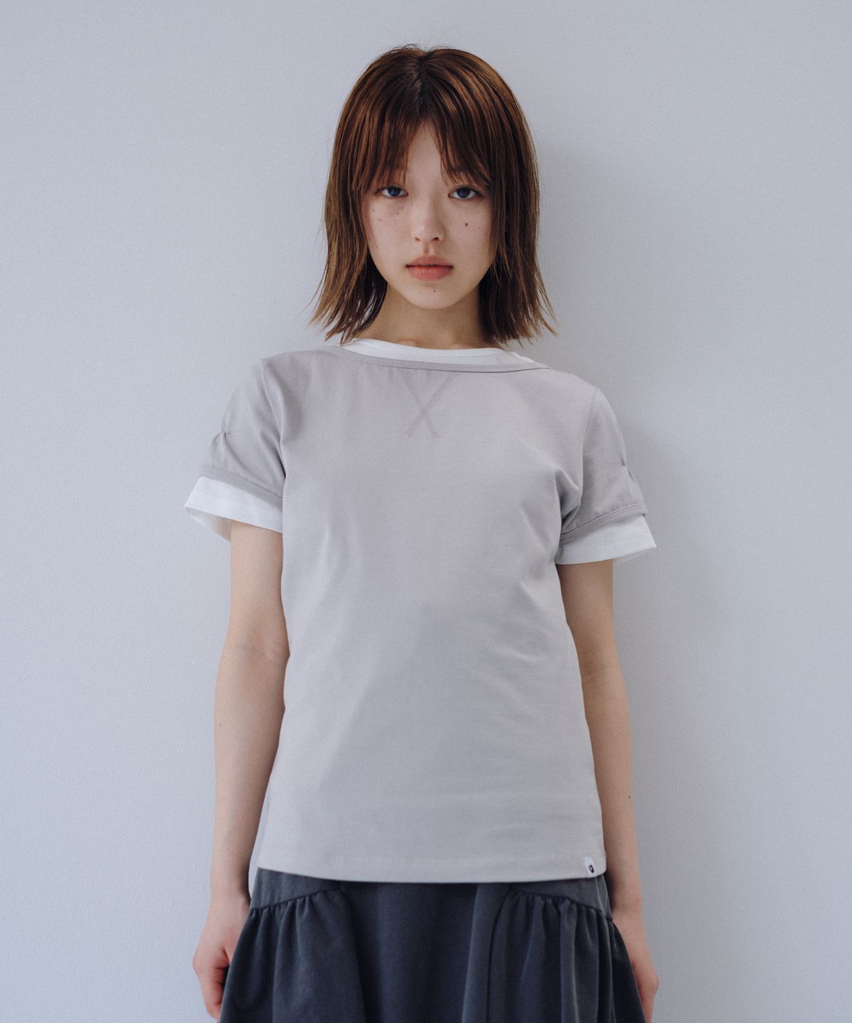 오헤시오(OHESHIO) BACK BUTTON SHIRRING T-SHIRT, KHAKI GRAY