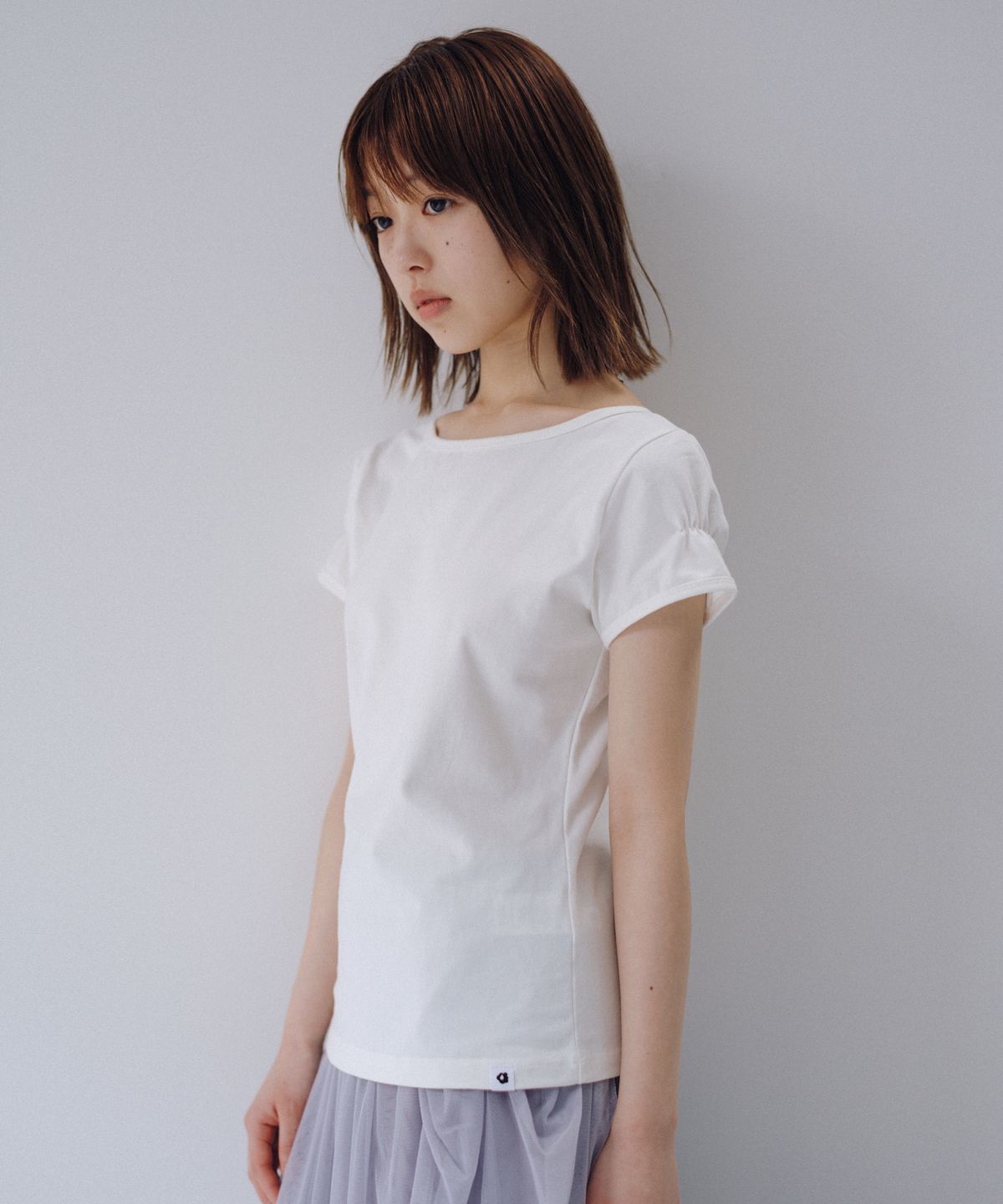 오헤시오(OHESHIO) BACK BUTTON SHIRRING T-SHIRT, IVORY