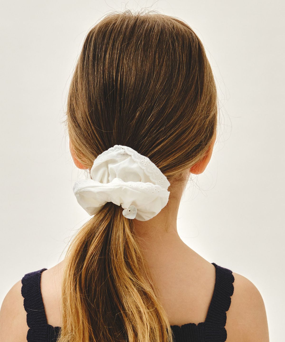 마리떼 키즈(MARITHÉ KIDS) KIDS W LACE HAIR SCRUNCHIE white