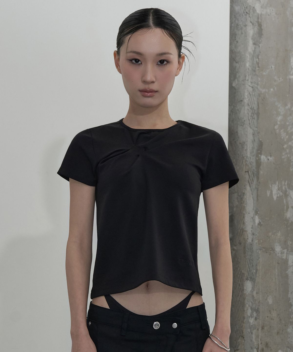 지제뮤지엄(ZIZEMUSEUM) SLASH PINTUCK T-SHIRT (BLACK)