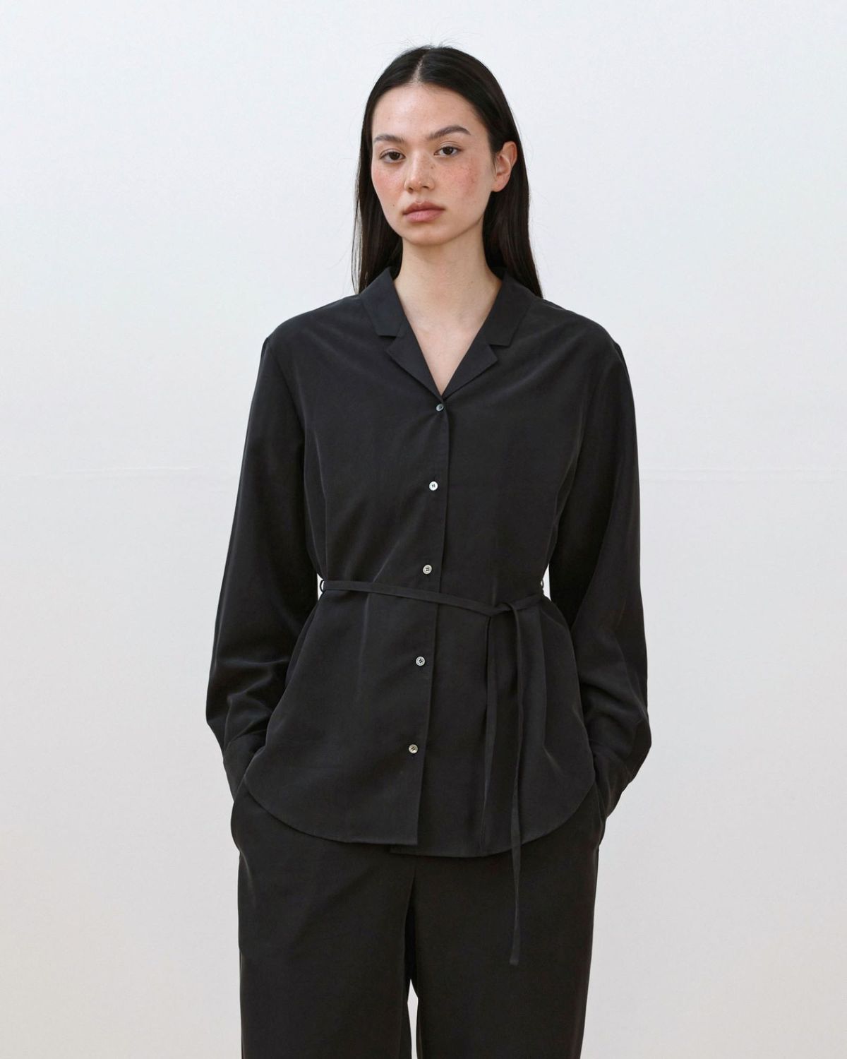 무아르무스(MUARMUS) Dinah Belted Blouse [Black]