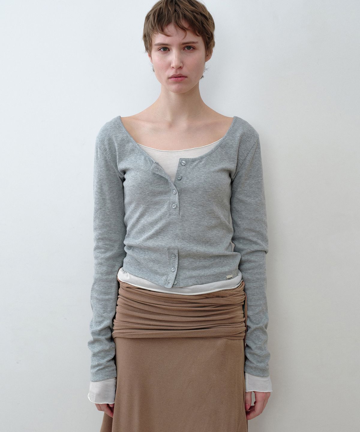 시메트릭 퍼센트(SYMMETRICPERCENT) Button Henley Neck Top / Melange Grey