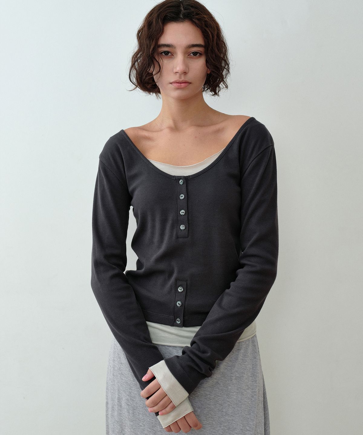 시메트릭 퍼센트(SYMMETRICPERCENT) Button Henley Neck Top / Charcoal