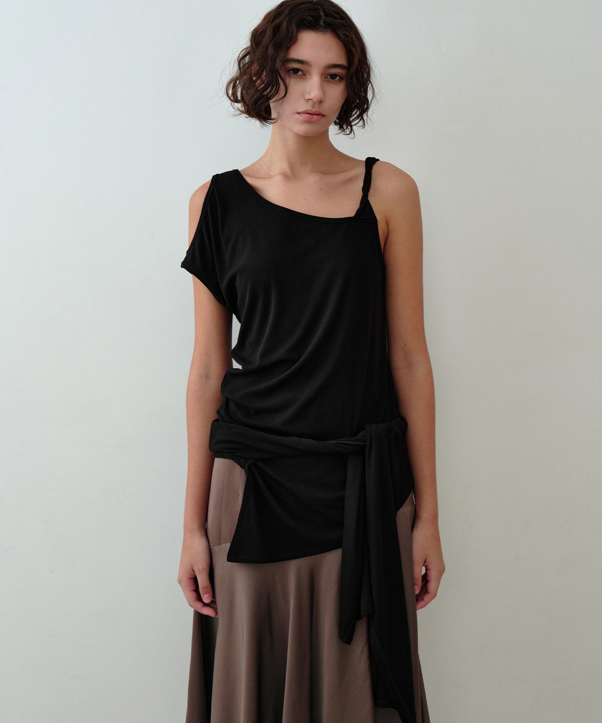 시메트릭 퍼센트(SYMMETRICPERCENT) Unbalanced Twist Top / Black