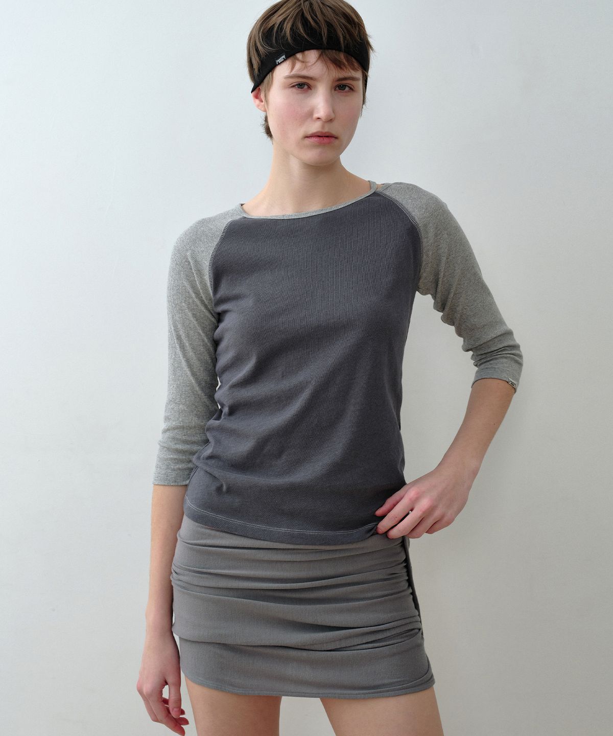 시메트릭 퍼센트(SYMMETRICPERCENT) Alba Raglan Slit T-shirt / Charcoal
