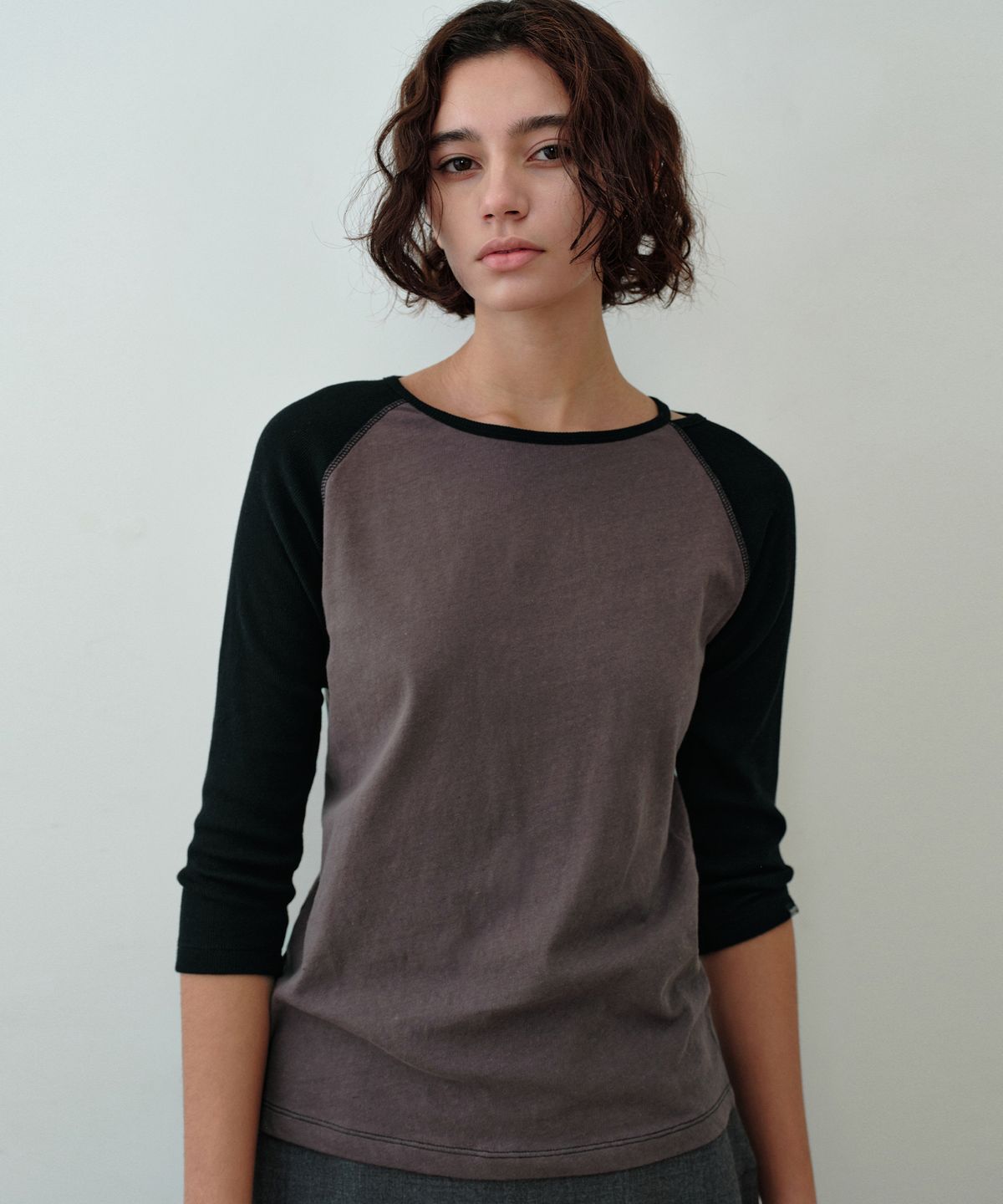 시메트릭 퍼센트(SYMMETRICPERCENT) Alba Raglan Slit T-shirt / Brown