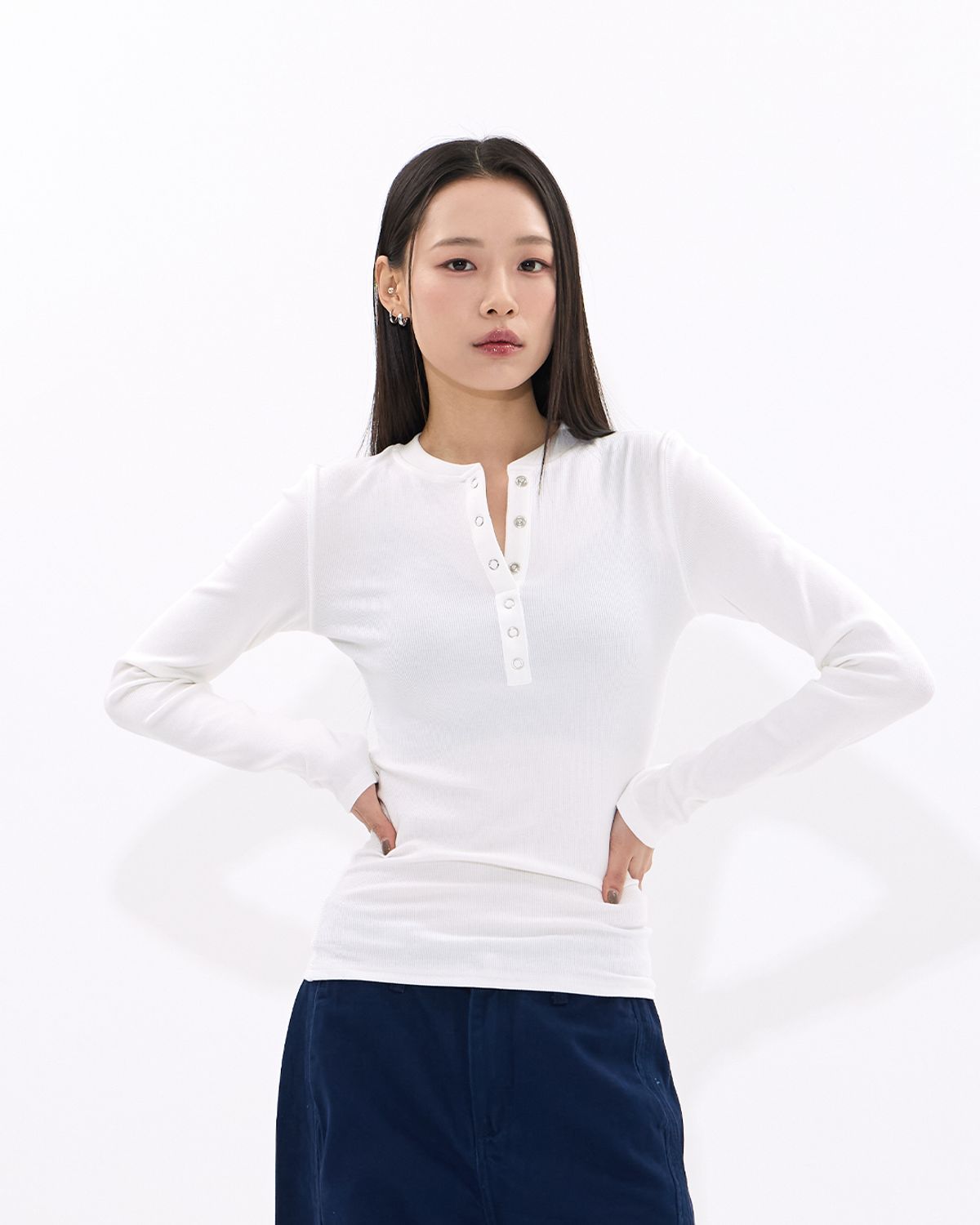 모아(MOAA) Linker snap Henley Tshirt (IVORY)