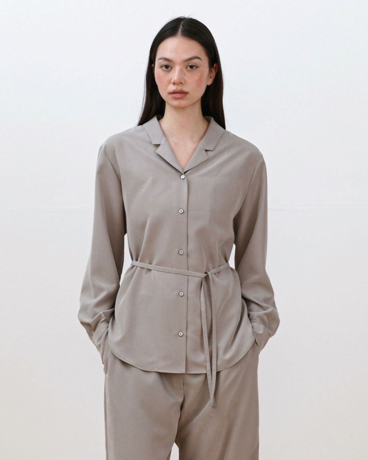 무아르무스(MUARMUS) Dinah Belted Blouse [Ash Beige]