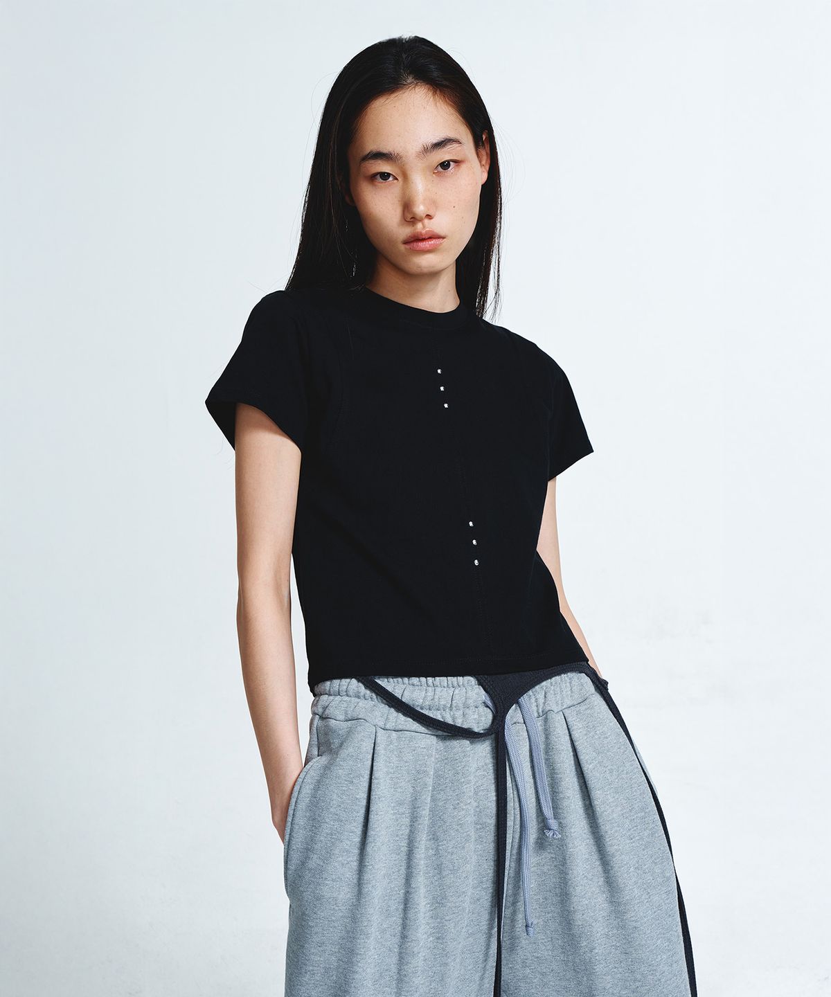 다이닛(DEINET) METAL DETAIL T-SHIRT IN BLACK