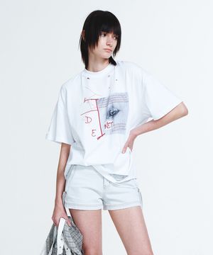 RED SPRAY T-SHIRT IN WHITE