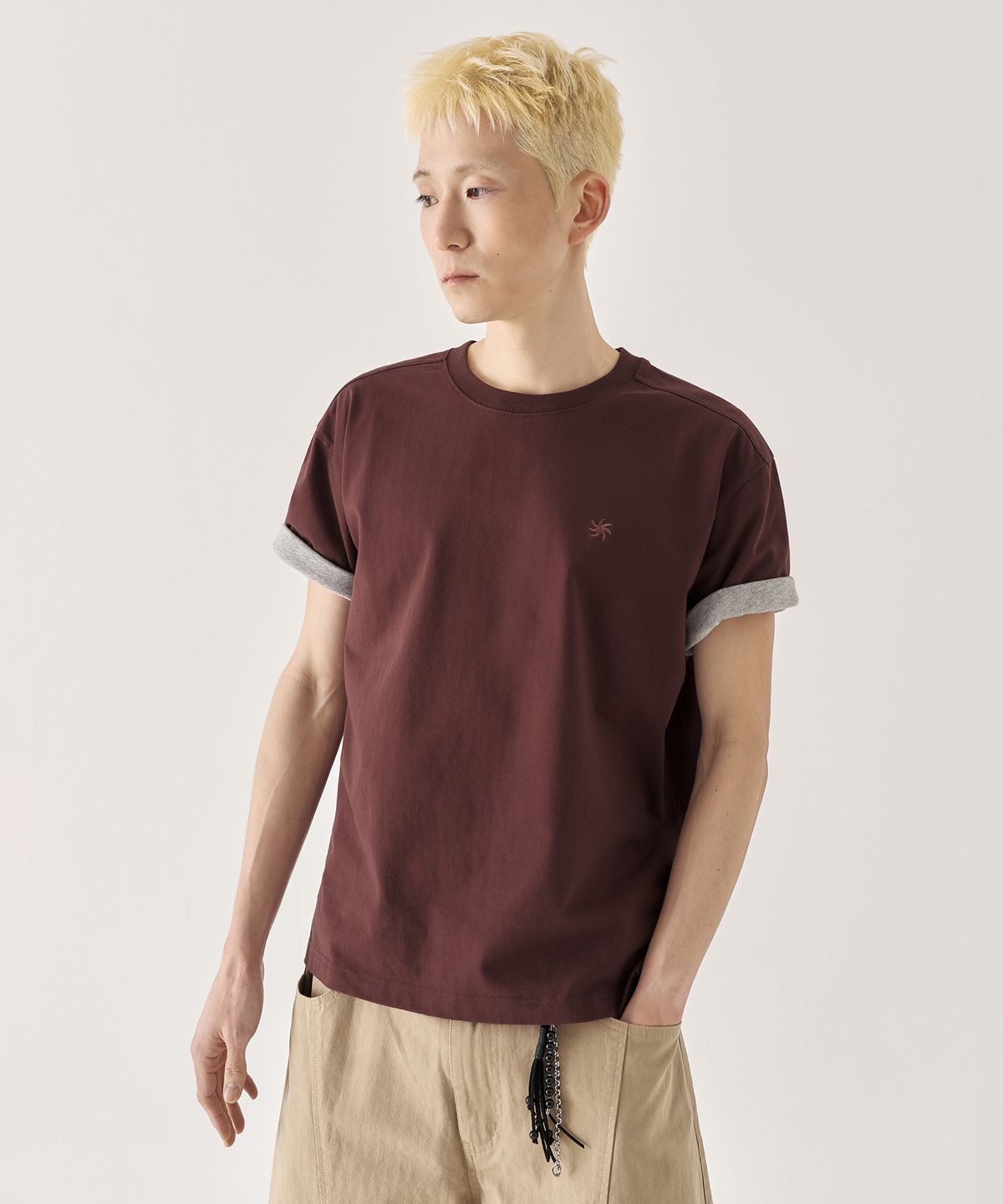 키뮤어(KIIMUIR) [크롭] 배색 롤업 크롭 반팔 티셔츠_버건디