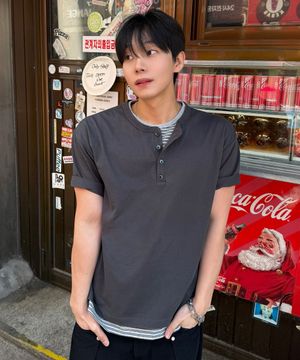 [크롭] 스트라이프 레이어드 헨리넥 반팔 티셔츠_차콜