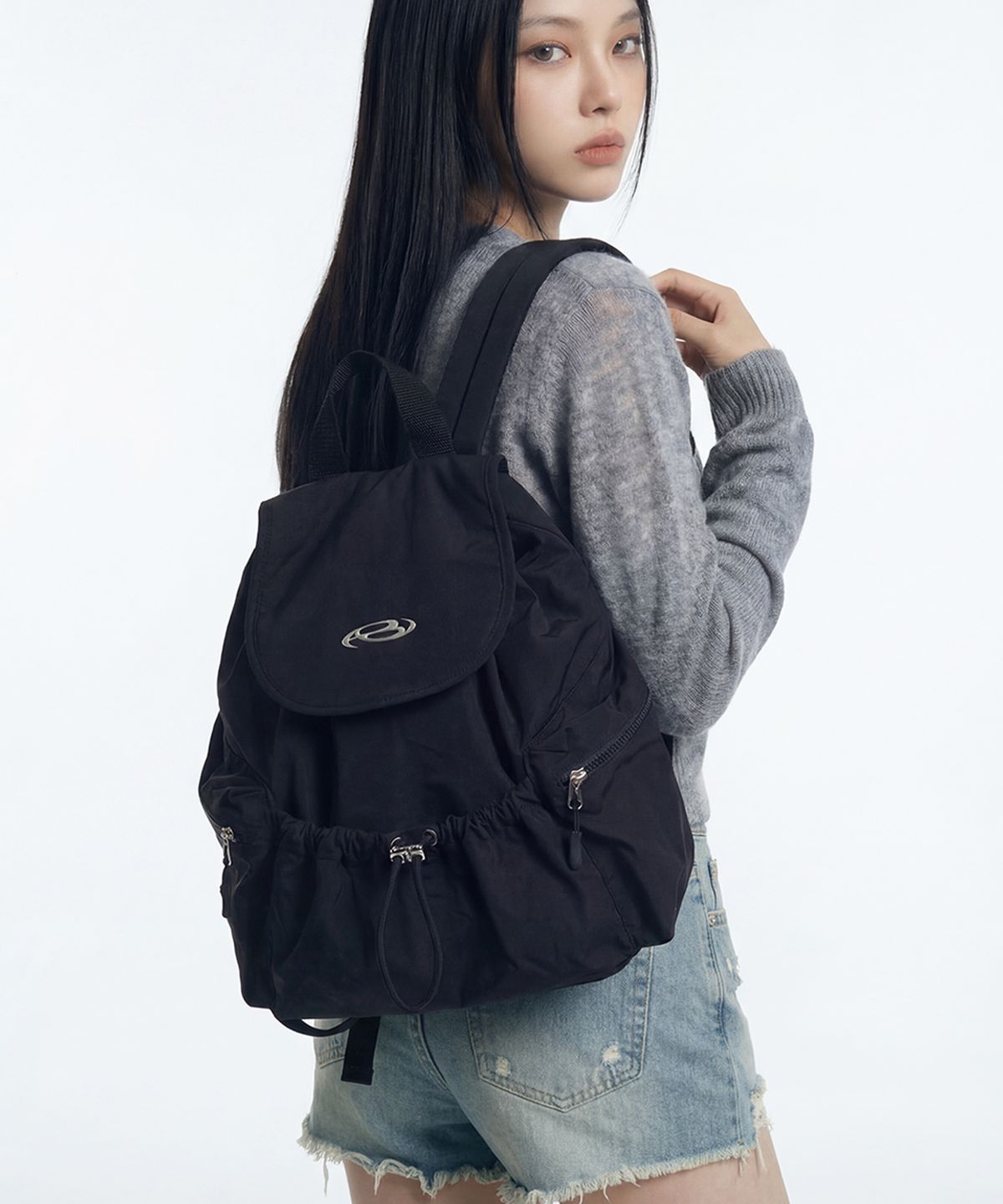 베이스먼트 아카이브(BSMT) 메탈 서클 로고 스트링 백팩