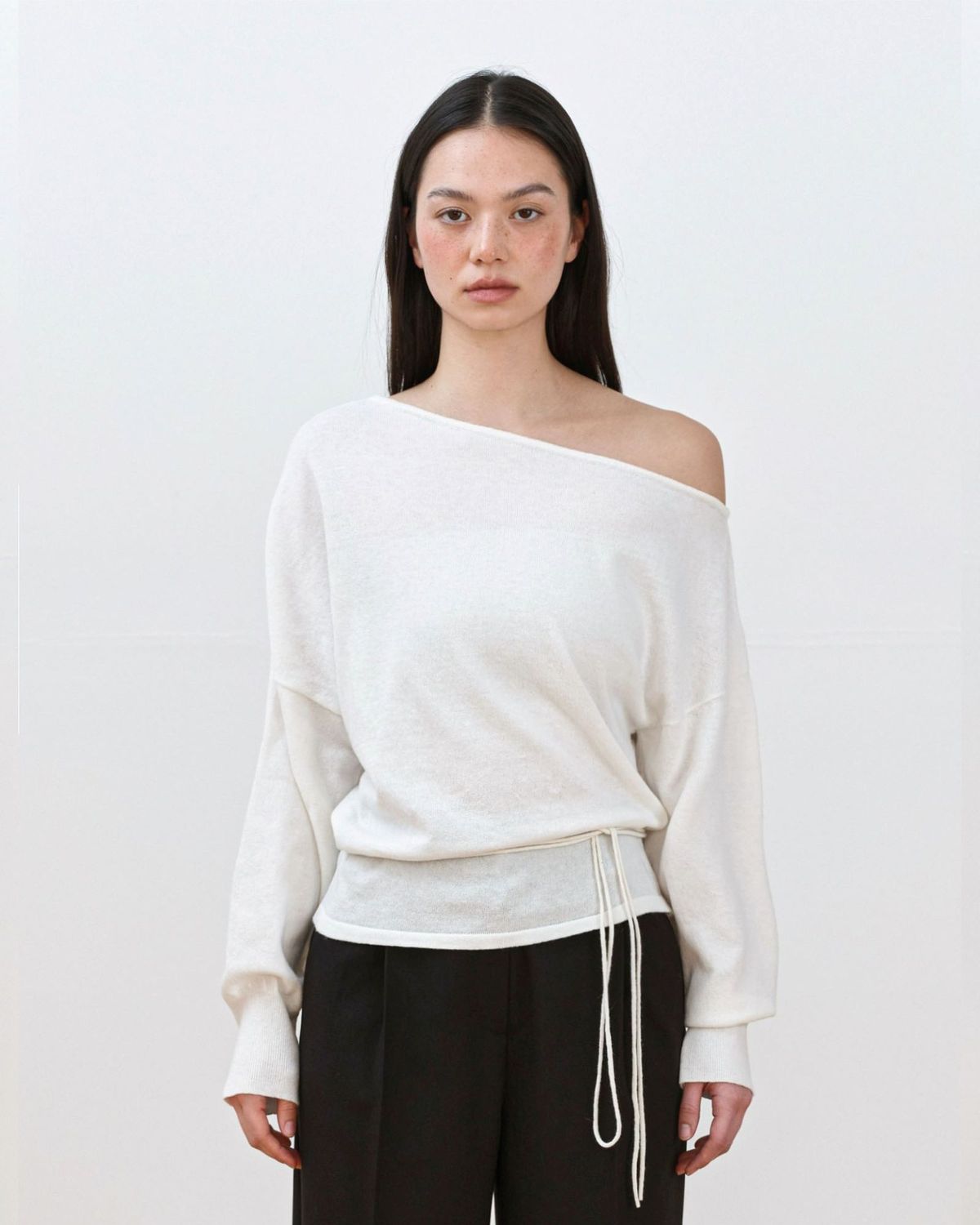 무아르무스(MUARMUS) Cerin Off-shoulder Belted Knit [Ivory]