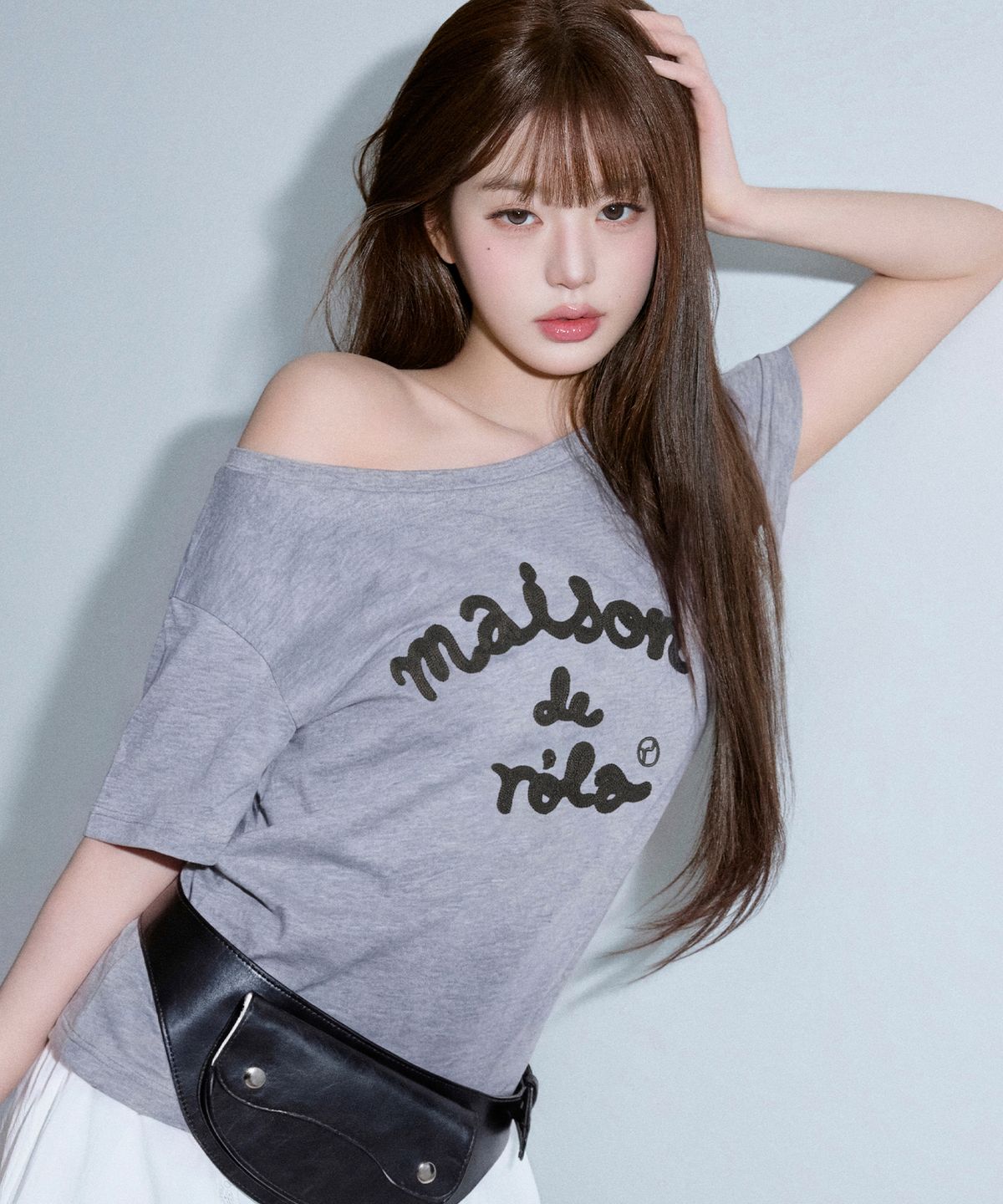 로라로라(ROLAROLA) MAISON DE ROLA EMBROIDERY OFF SHOULDER T-SHIRT GRAY