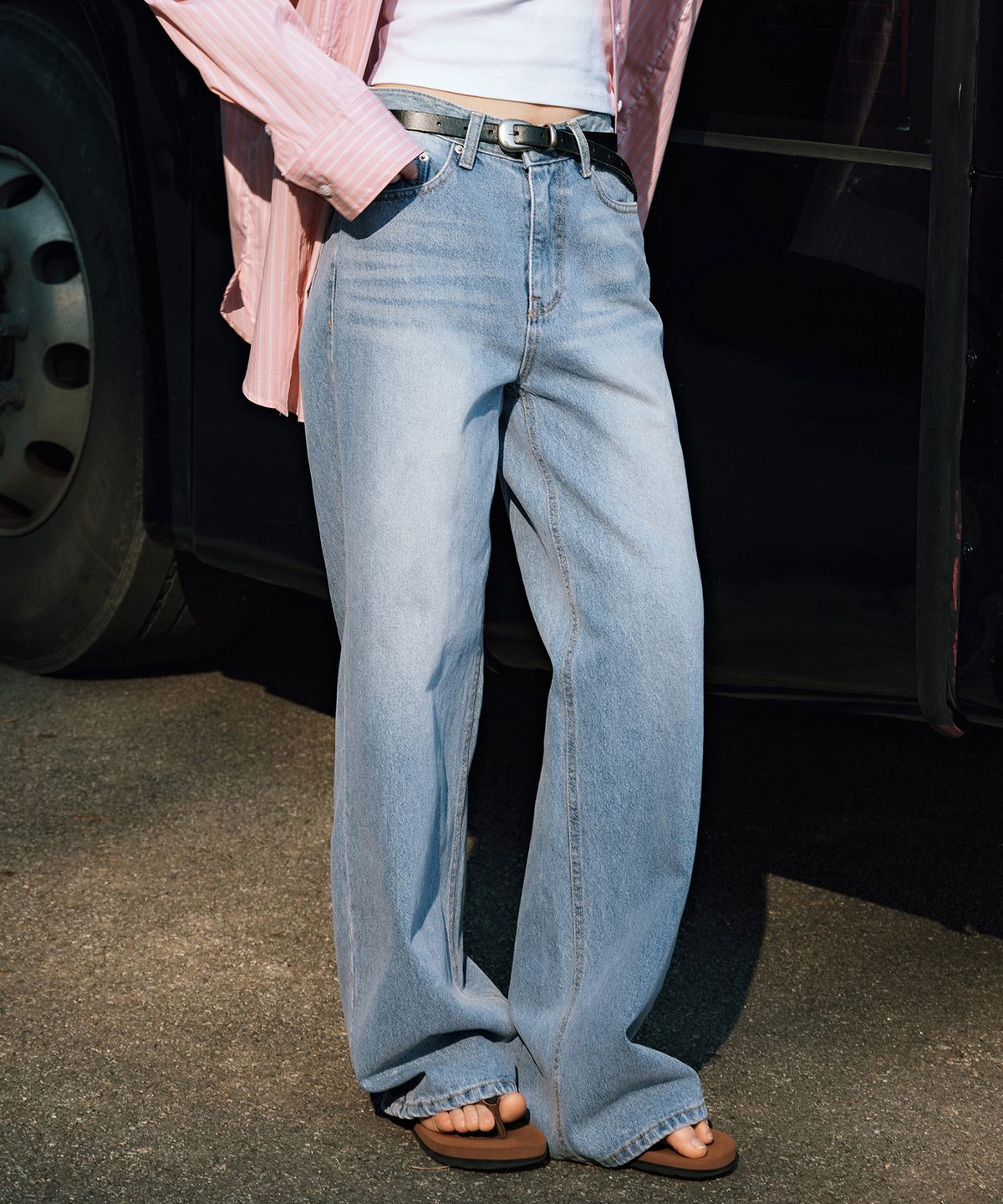 로에일(LOEIL) LW246 Back line point wide denim pants