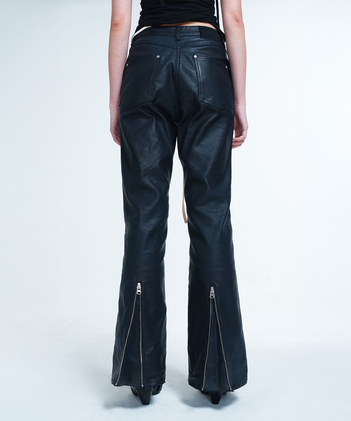 다이닛(DEINET) COATED SPAN TROUSERS IN BLACK