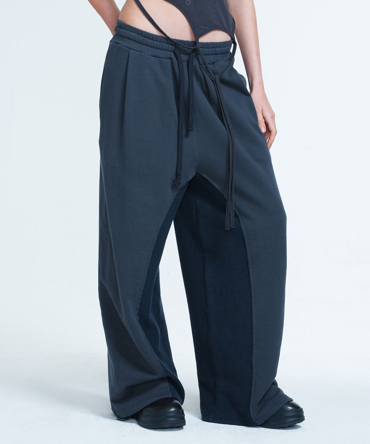다이닛(DEINET) REVERSE CUT SWEATPANTS IN CHARCOAL