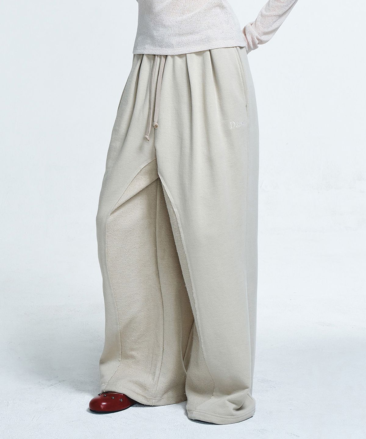 다이닛(DEINET) REVERSE CUT SWEATPANTS IN BEIGE