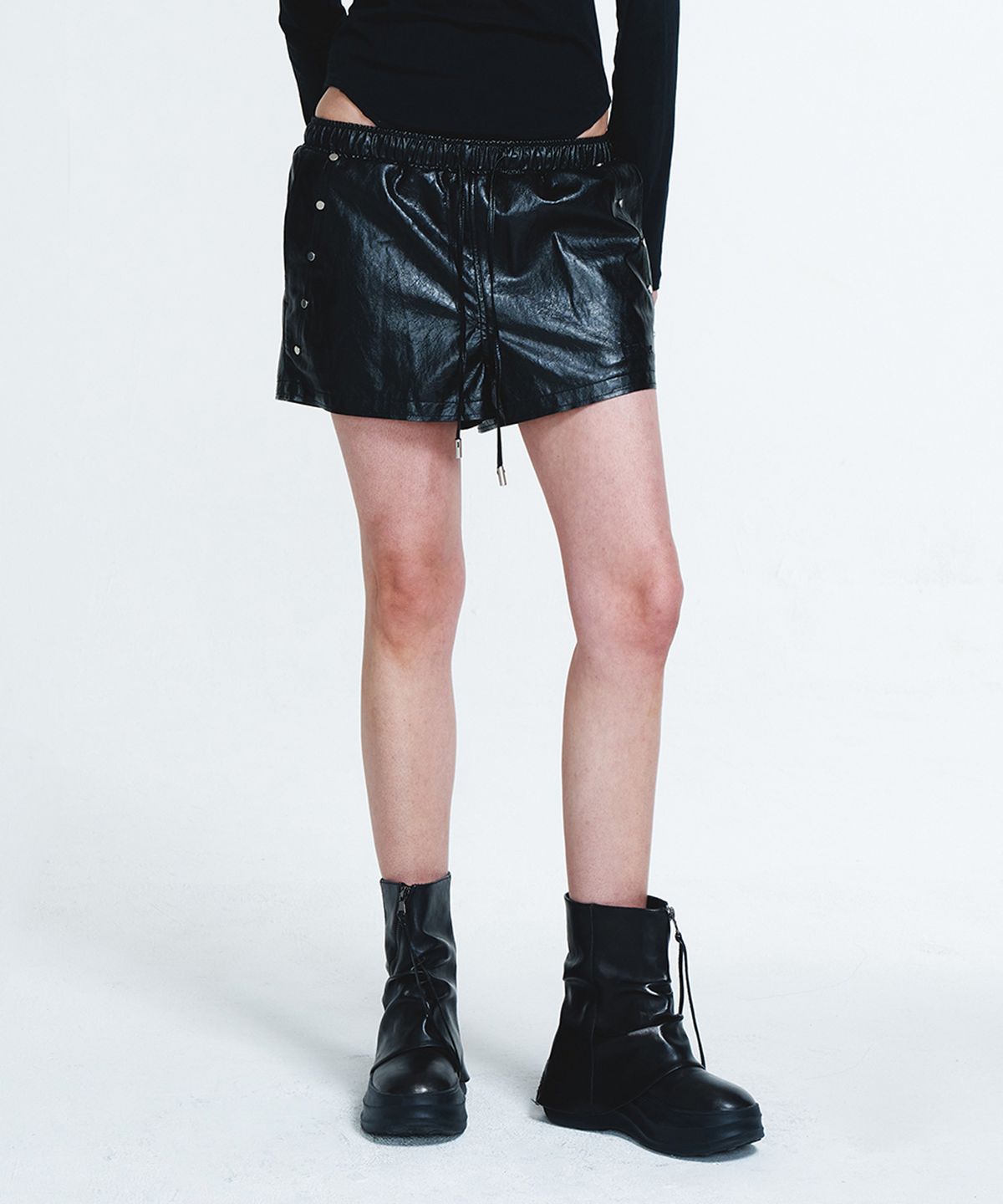 다이닛(DEINET) STUD POINT FAUX LEATHER SHORTS IN BLACK