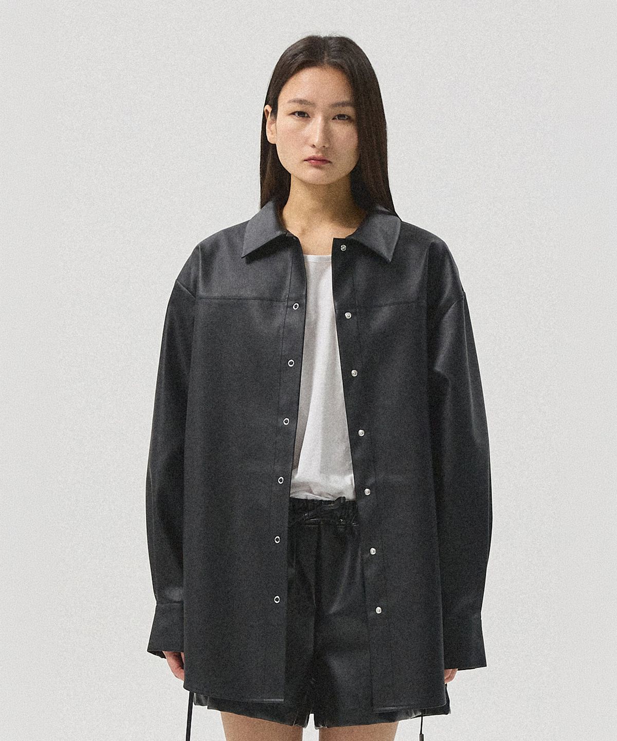 아흐레(AHRE) Arve Oversized Crack Faux Leather Shirt Jacket_BLACK