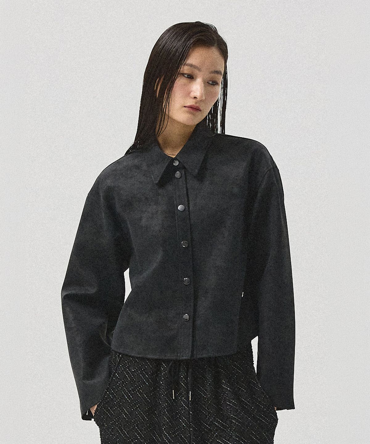 아흐레(AHRE) Arx Crack Faux Leather Shirt Jacket_BLACK