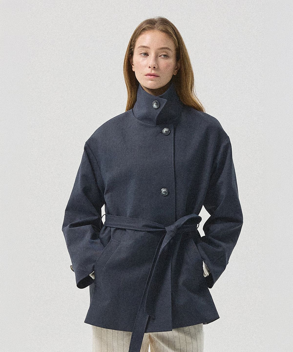 아흐레(AHRE) Arche Belted Half Trench Coat_NAVY