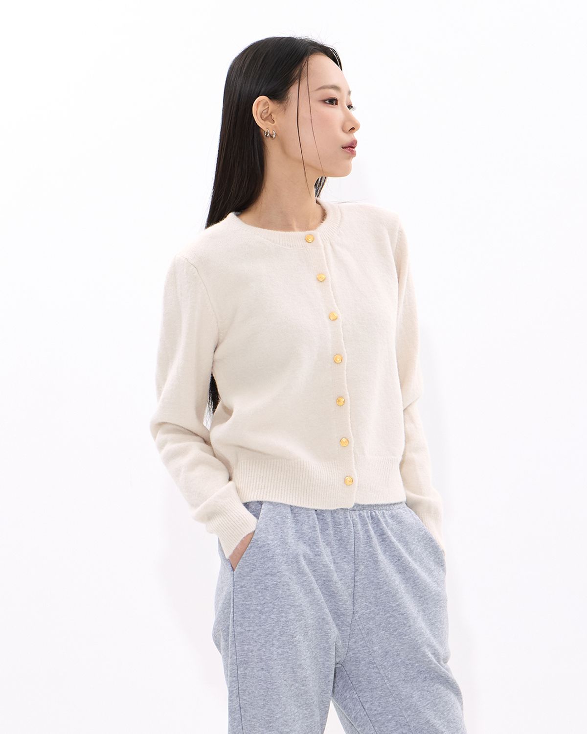 모아(MOAA) Gold Button Round-Neck Knit Cardigan (IVORY)