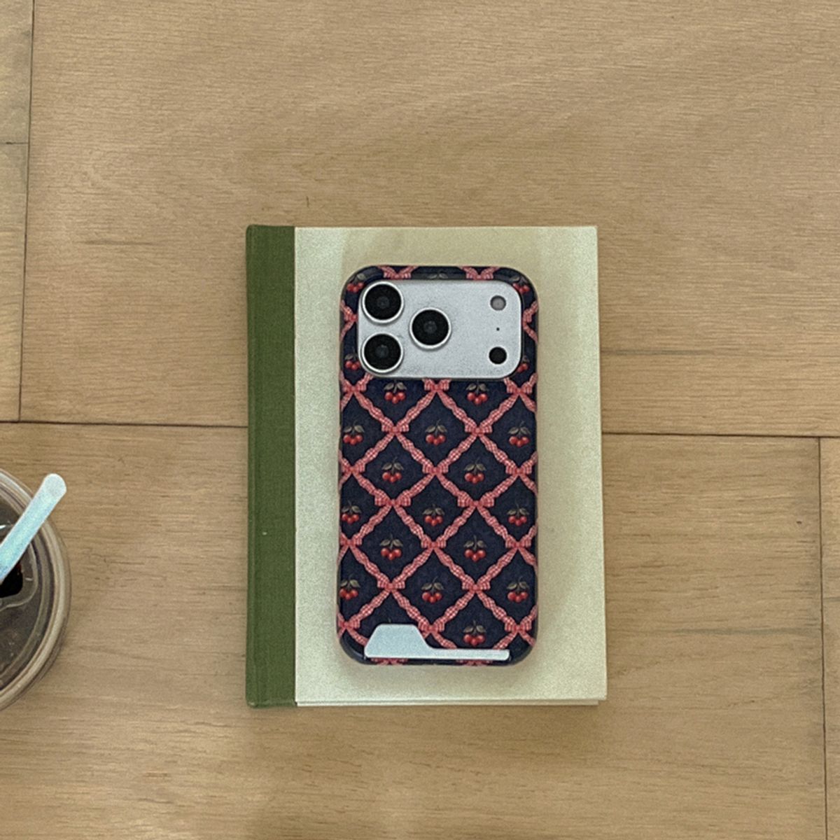메이드모먼(MADEMOMENT) vintage cherry pattern 디자인 [카드수납 폰케이스]