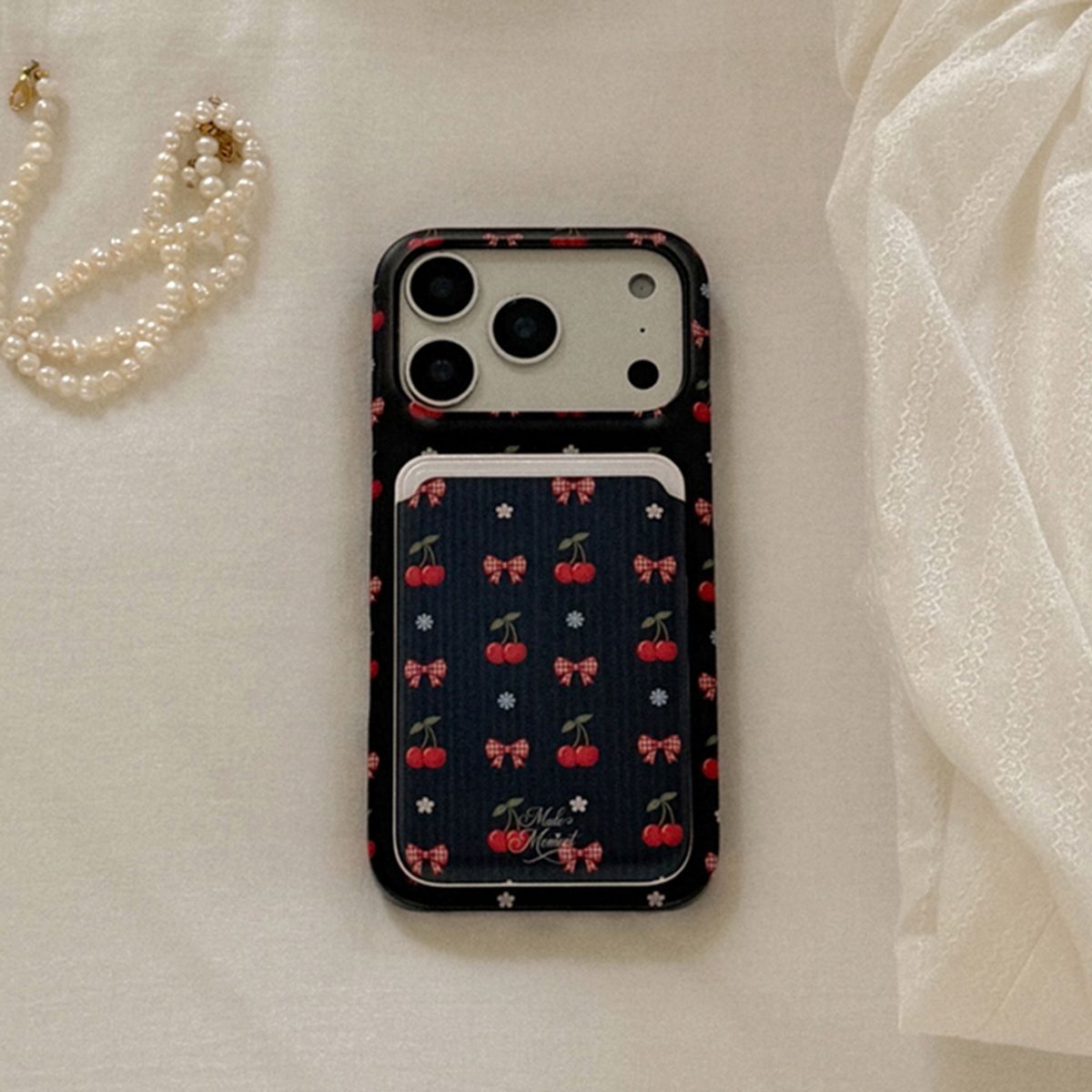 메이드모먼(MADEMOMENT) cherry cuddle pattern 디자인 [맥세이프 하드 폰케이스]