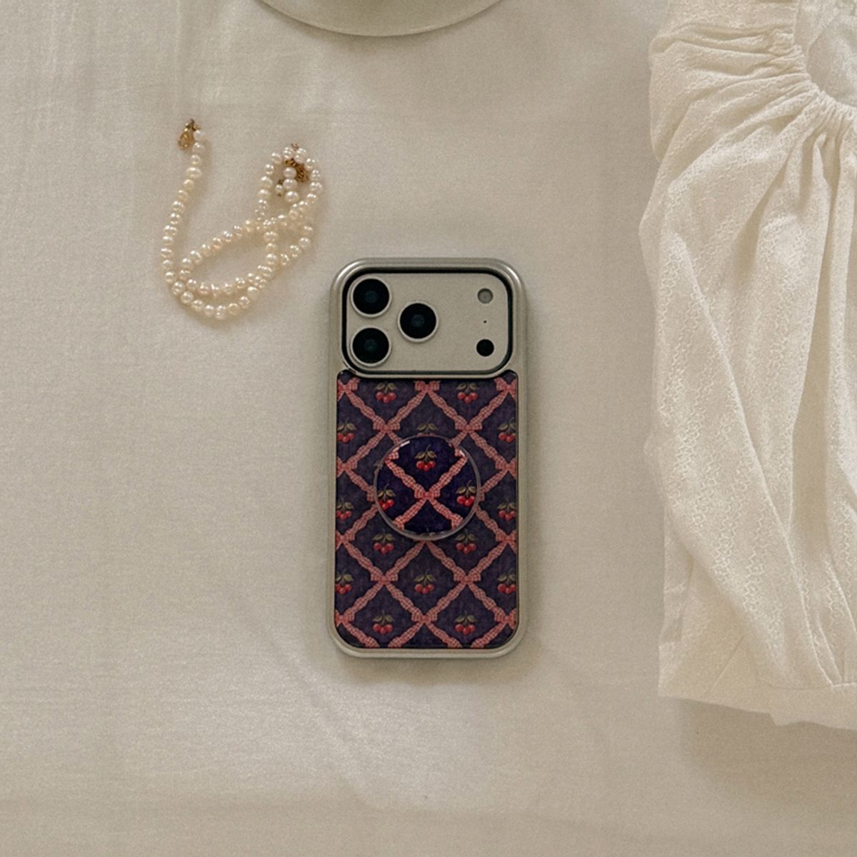 메이드모먼(MADEMOMENT) vintage cherry pattern 디자인 [실버 에폭시 범퍼케이스]