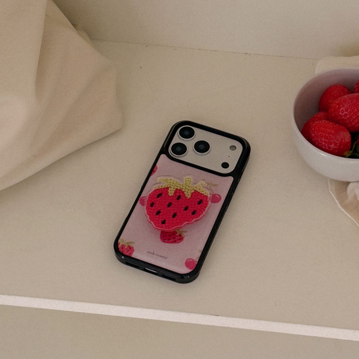 메이드모먼(MADEMOMENT) soft berry knit 디자인 [블랙 맥세이프 범퍼케이스]