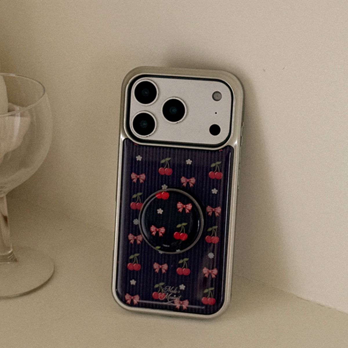 메이드모먼(MADEMOMENT) cherry cuddle pattern 디자인 [실버 맥세이프 범퍼케이스]