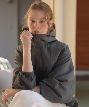 모니코 윈드 후드 점퍼_charcoal