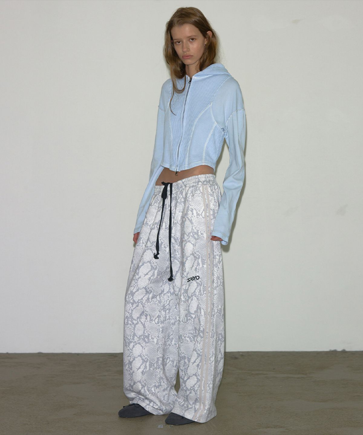 에스이오(s/e/o) PYTHON SIDE-TRIM SWEATPANTS WHITE