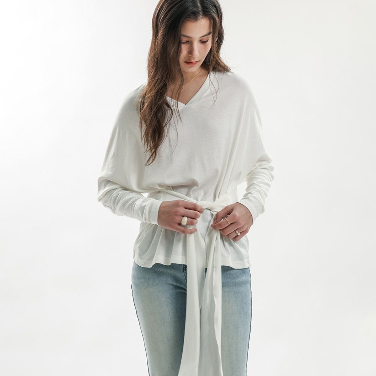 웬스데이딜라잇(WEDNESDAY DELIGHT) WD_Soft drape v-neck top_WHITE
