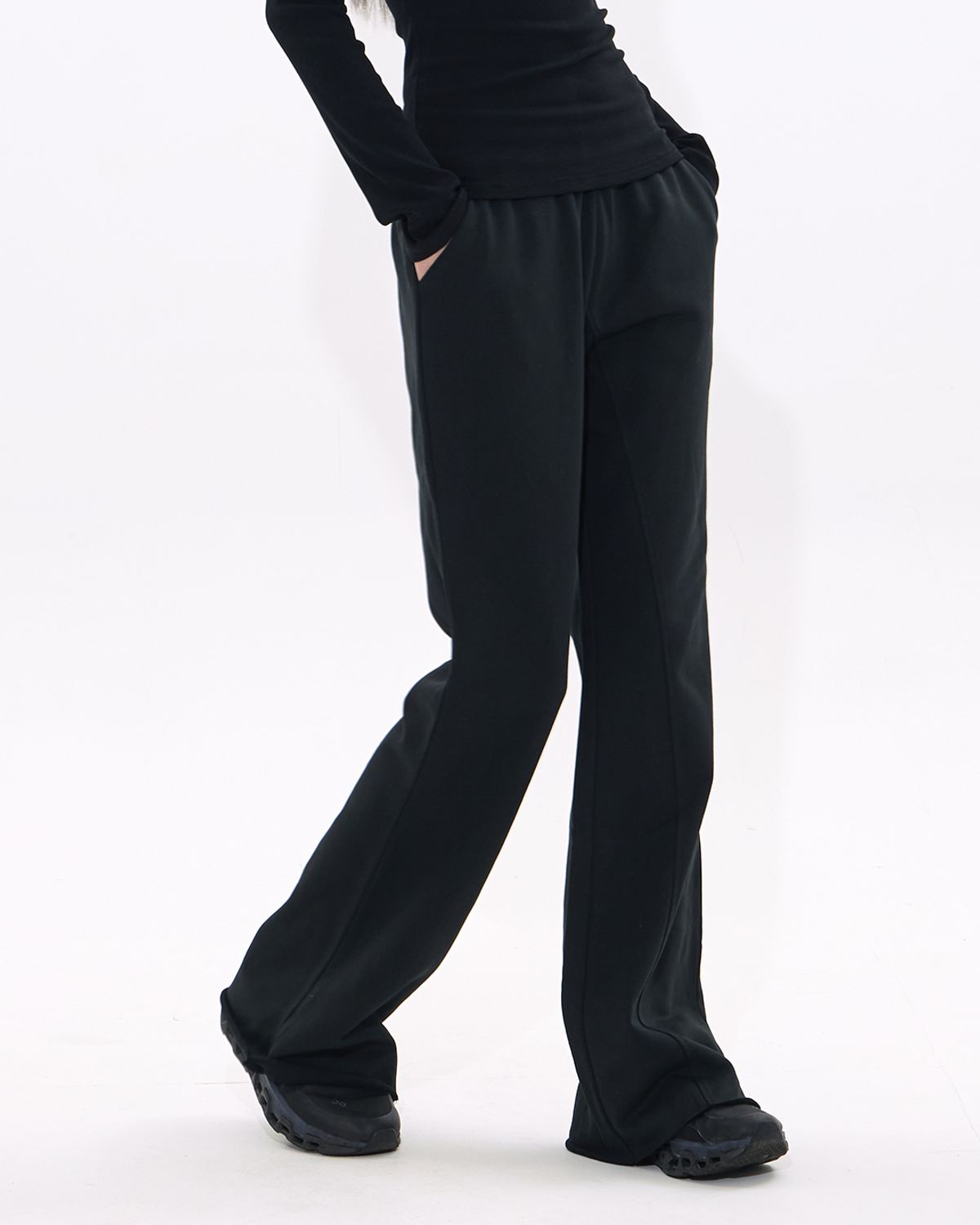 모아(MOAA) Raw Edge Flare Sweatpants (BLACK)