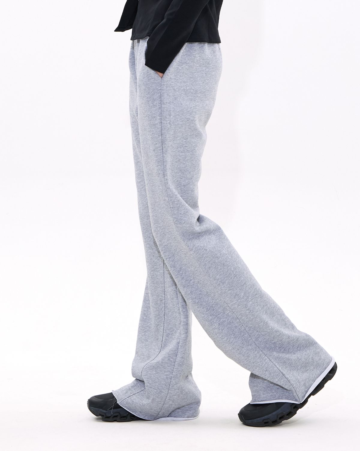 모아(MOAA) Raw Edge Flare Sweatpants (MELANGE GREY)