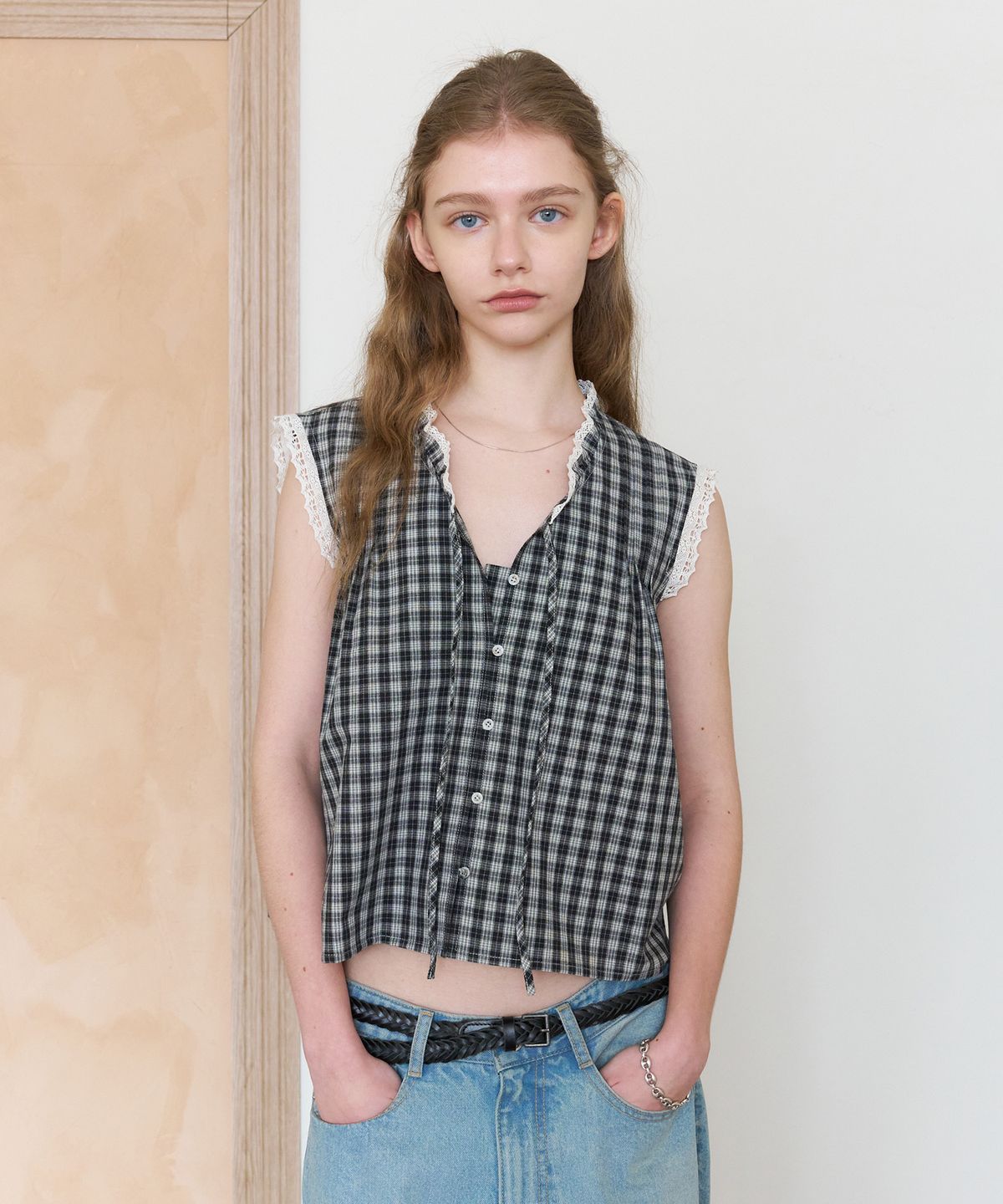 튜드먼트(TTUDEMENT) CHECK SLEEVELESS BLOUSE_BLACK CHECK