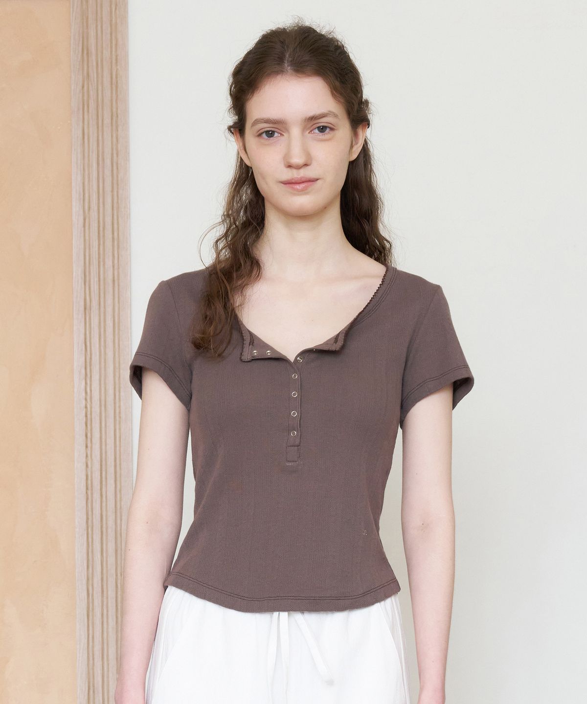 튜드먼트(TTUDEMENT) EYELET HENLEY T-SHIRT_BROWN