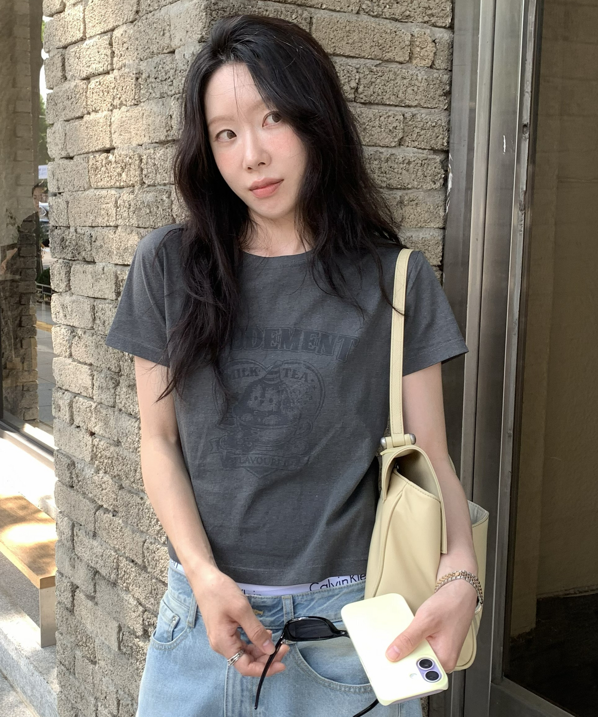 튜드먼트(TTUDEMENT) BUNNY IN A CUP T-SHIRT_CHARCOAL