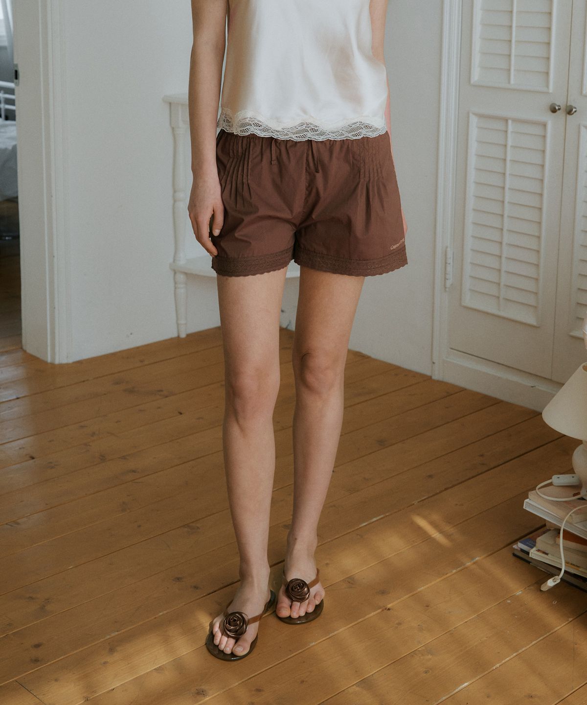 그린버터(GREENBUTTER) Pintuck Lace Trim Shorts (Brown)