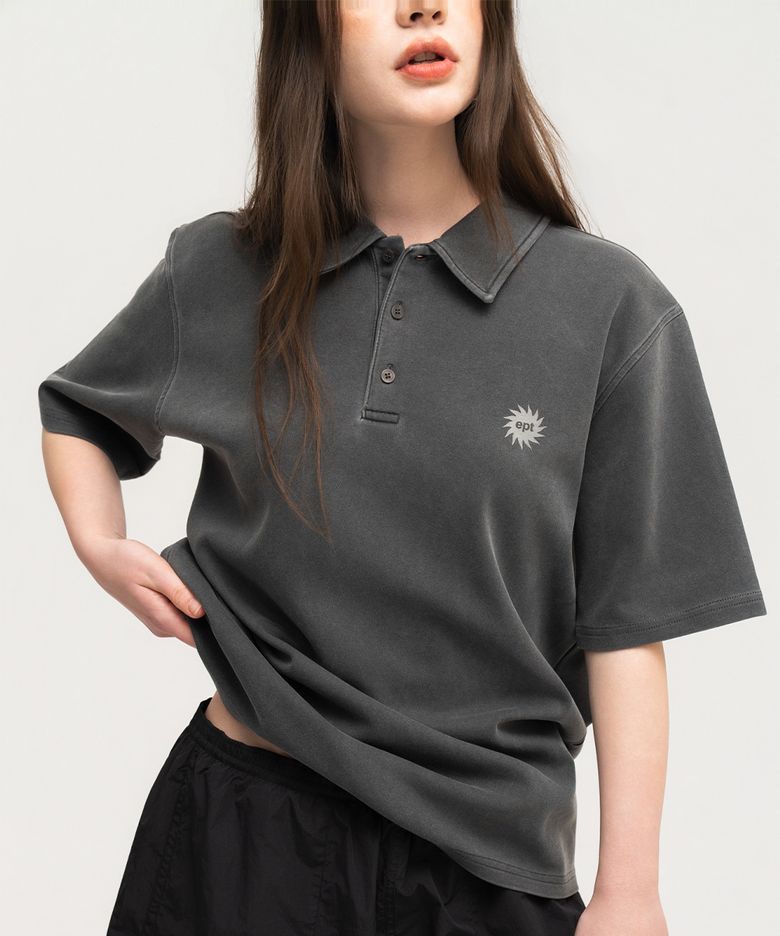 SEL PIGMENT SUN LOGO POLO TEE (CHARCOAL)
