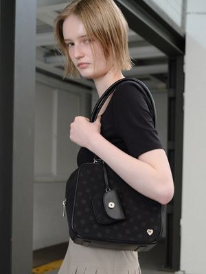 Momo Box Shoulder in Black UF6SB119-10