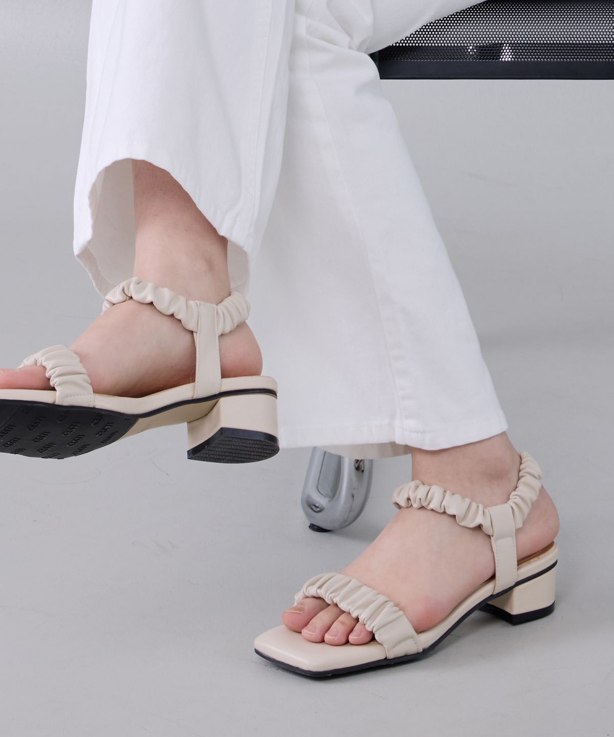 세스띠(CESTI) 러플 셔링 스트랩 슬링백 샌들 (BEIGE)