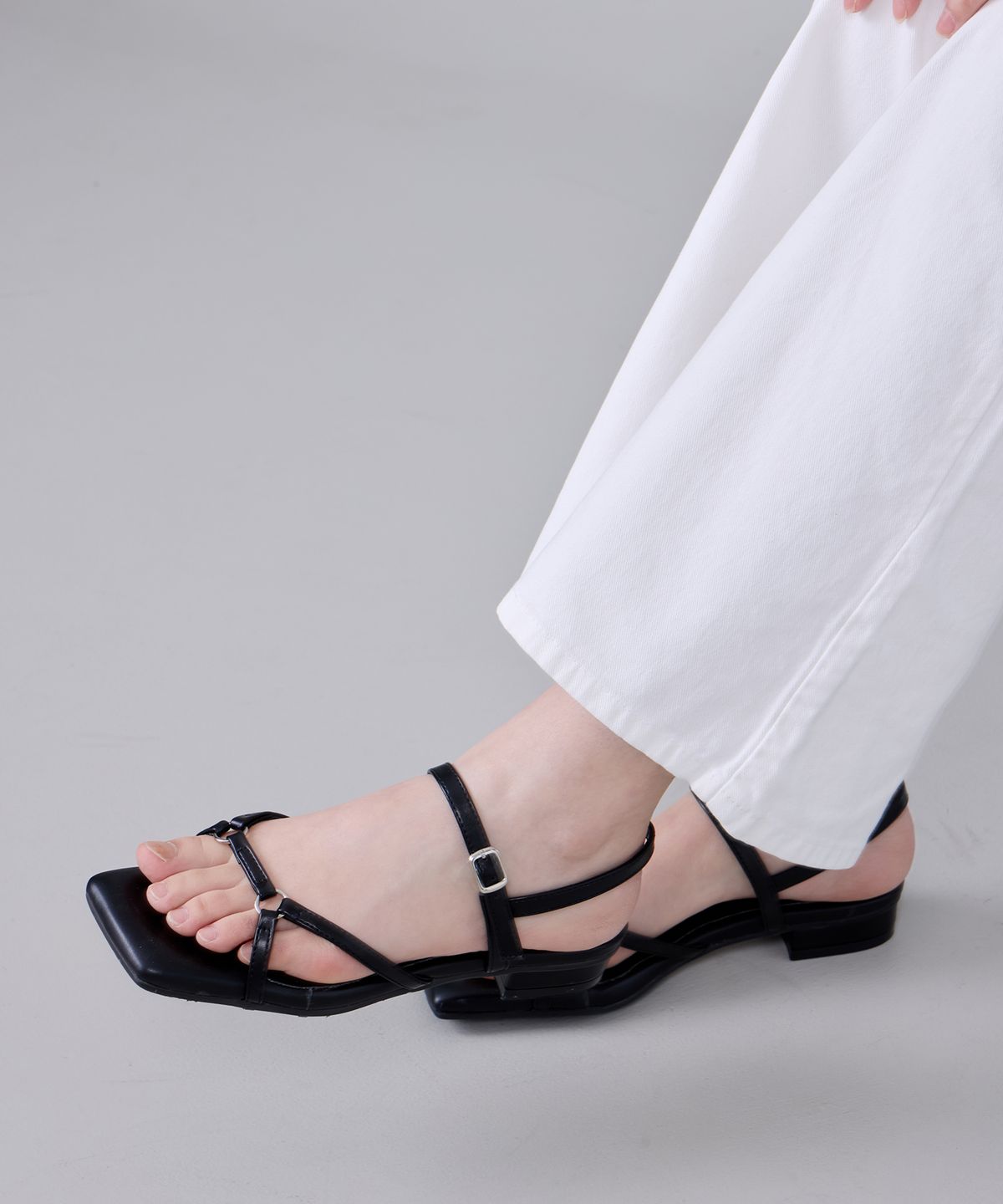 세스띠(CESTI) 싱글 라인 스트랩 샌들 (BLACK)