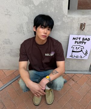 HOLIDAY Half T-Shirts Brown